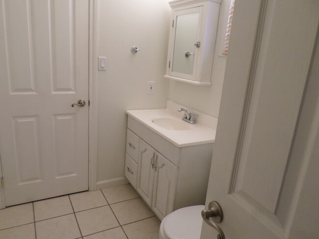 Building Photo - Classic & clean 3 bedroom 1.5 bath 1 story home