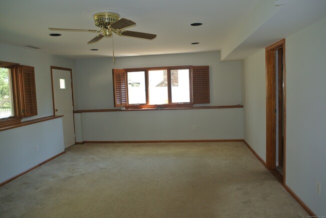 Building Photo - 302 Westwood Rd