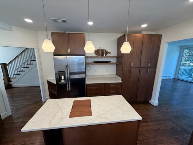 Building Photo - *DREAM LOCATION* 6BR Completely Renovated Duplex