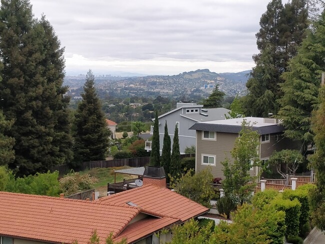 Building Photo - 2652 Hillcrest Ave
