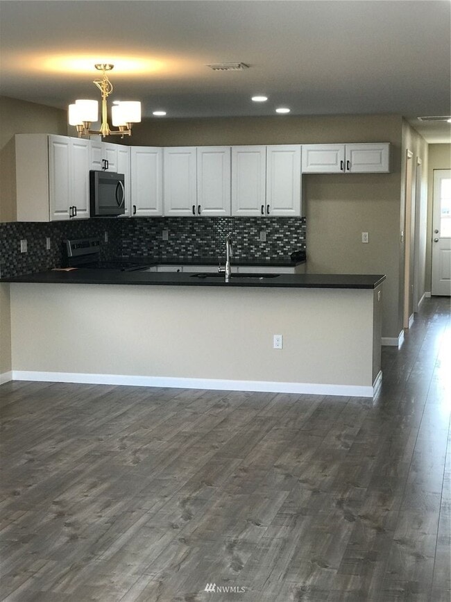 Building Photo - 3-Bedroom Home with Garage and Fenced Yard in Prime Location