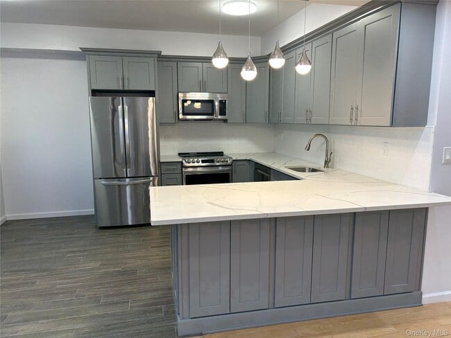 Building Photo - 2 Bay Club Dr