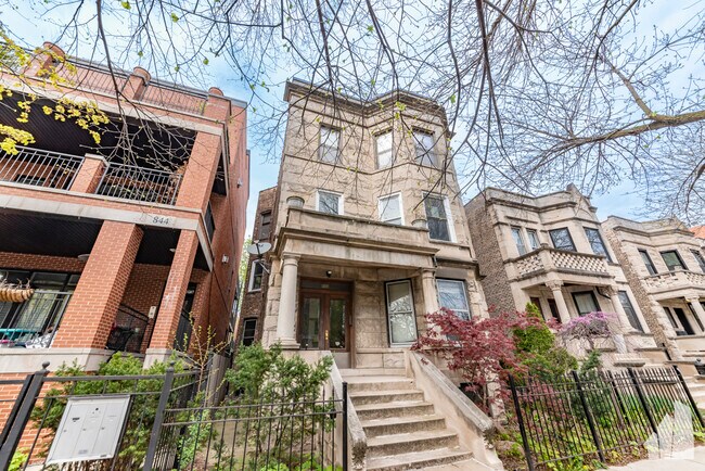 Building Photo - 842 W Waveland Ave