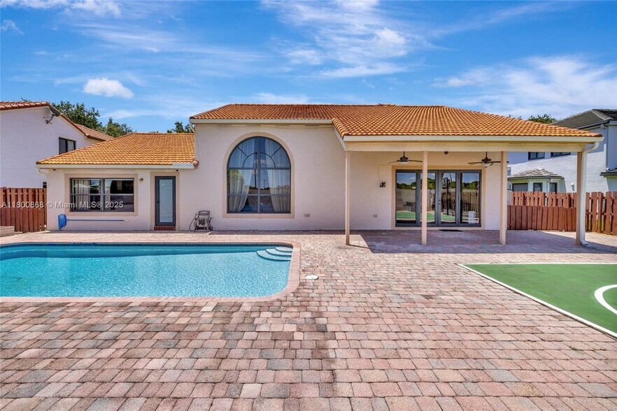 Building Photo - 10425 Bermuda Dr