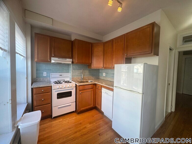 Building Photo - 1054 Cambridge St