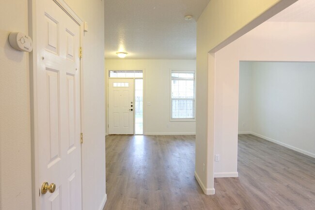 Building Photo - ****HALF MONTH RENT FREE***? Your Dream Rental: Large, Serene Home with Fenced Yard?