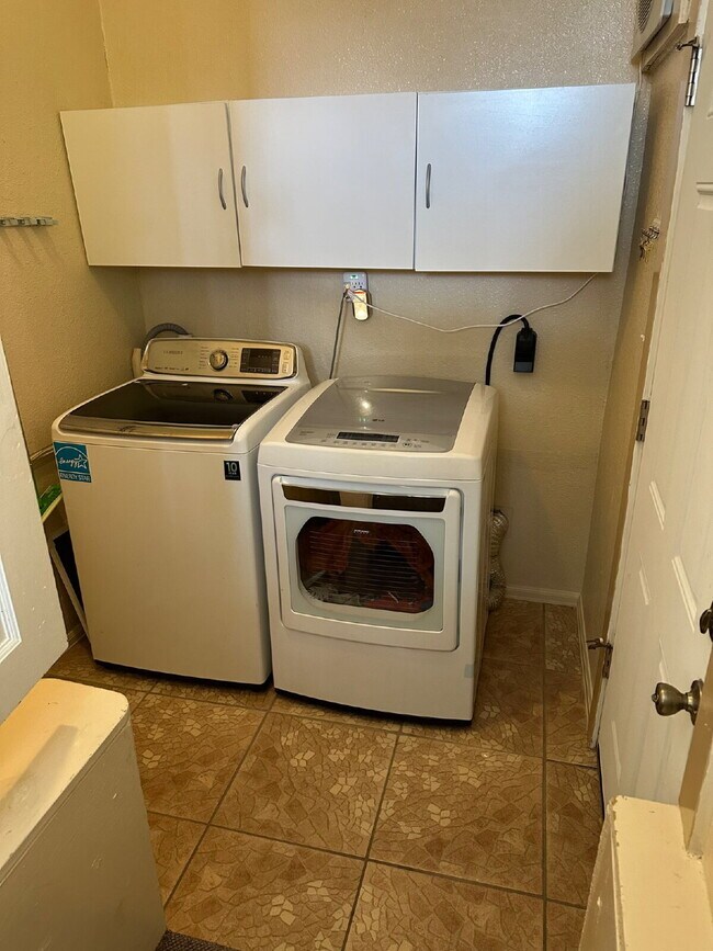 Building Photo - "Charming 4-Bedroom Oasis with 2 Full Bath...