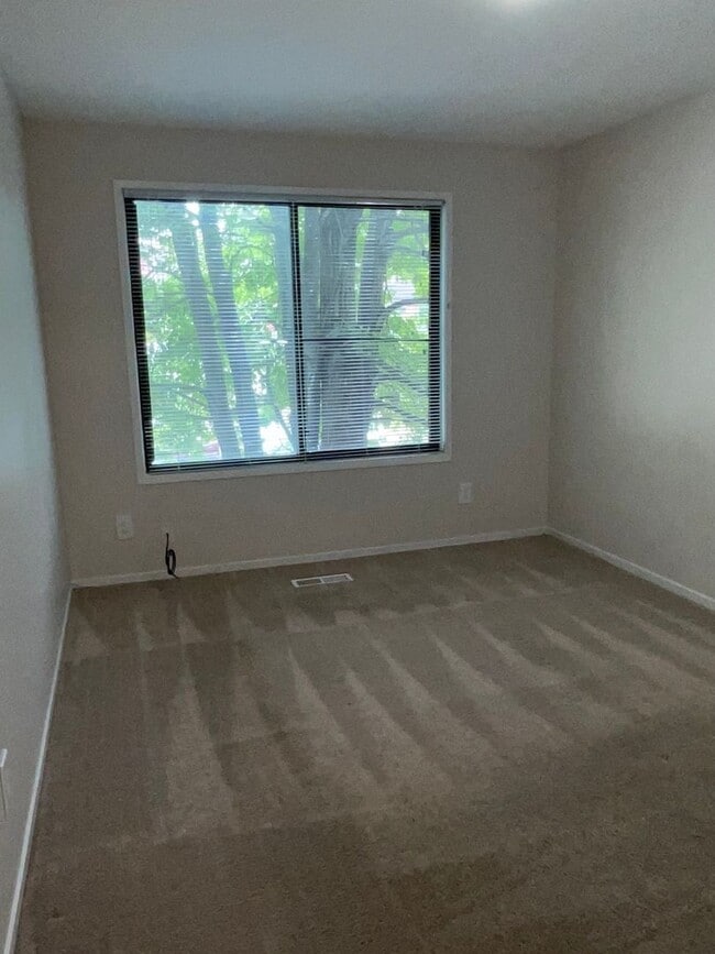Building Photo - 3BD 2.5BA End Unit Townhome