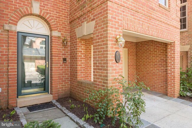 Building Photo - 4062 Mansion Dr NW