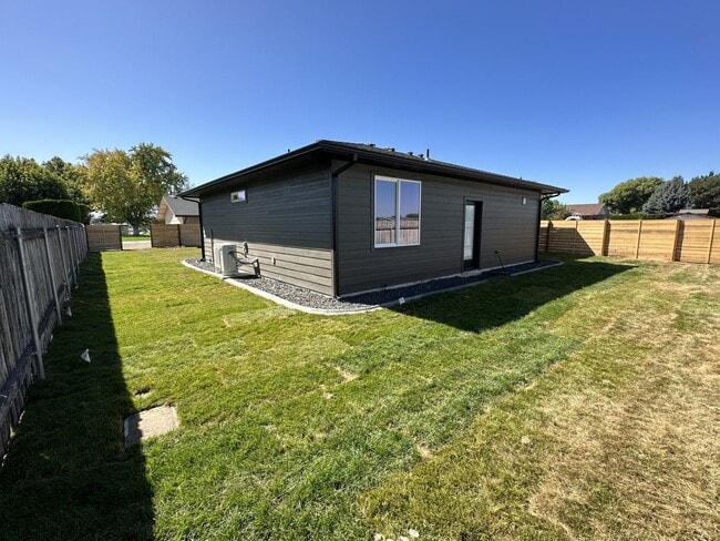 Building Photo - A Bright & Contemporary Home in Pasco