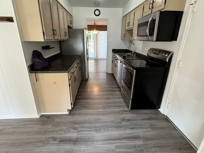 Building Photo - 3212 Manitoba Dr