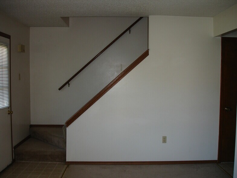 Building Photo - 108 N Elm St
