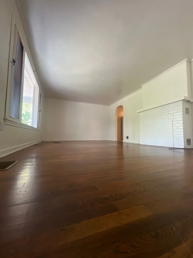 Building Photo - PRICED REDUCED 3 Bedroom House AVAILABLE A...