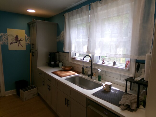 Building Photo - Fully furnished