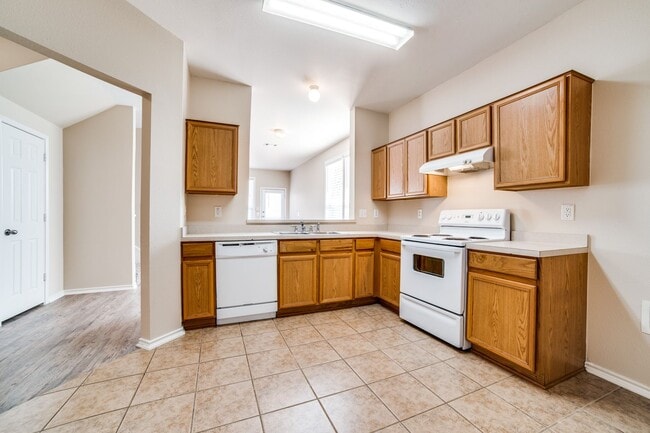 Building Photo - 3 Bedroom/2.5 Bath Heritage Oak Subdivision