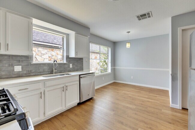 Building Photo - "Charming 3-Bedroom Cedar Park Home with 2...