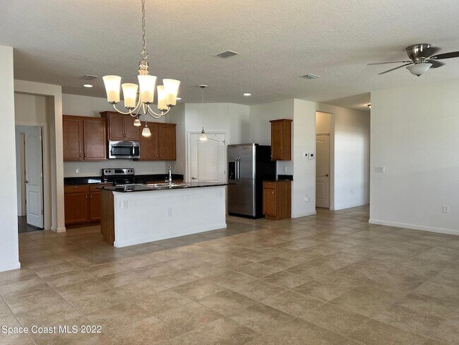 Building Photo - 728 Remington Green Dr SE