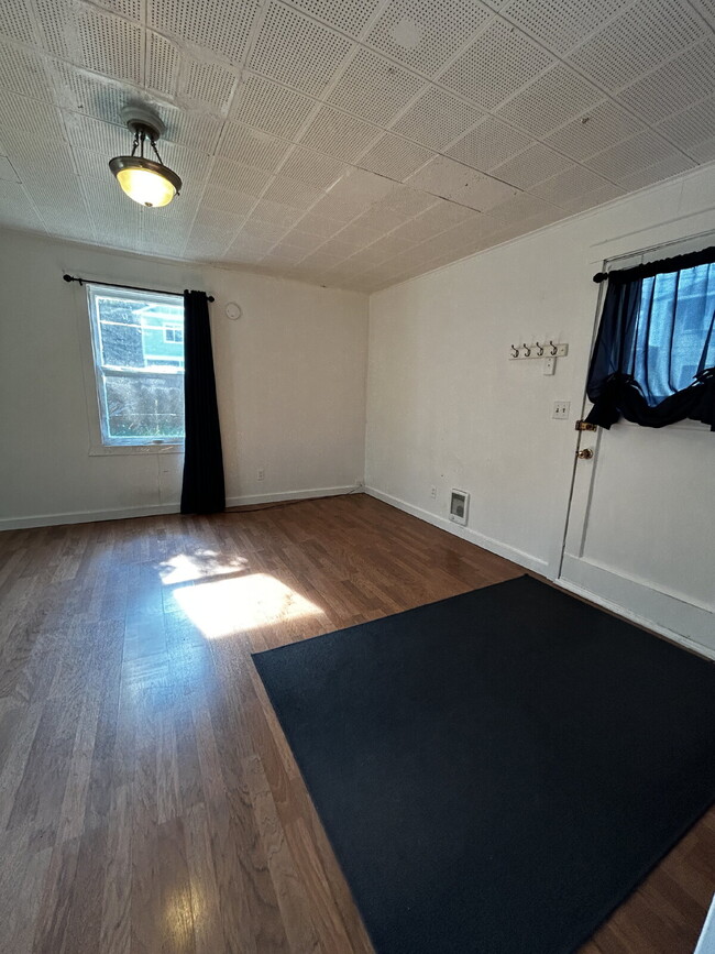 Building Photo - Studio with tiled shower close to downtown, campus, and SEL - Available August 5th
