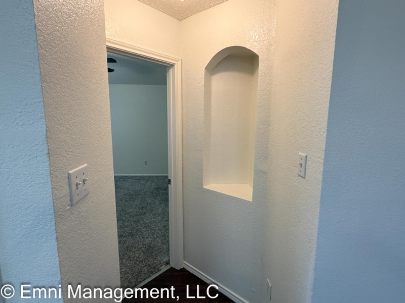 Building Photo - 2207 Garrett Dr