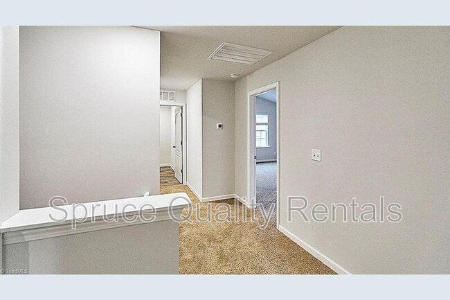 Building Photo - 2025 Longshadow St