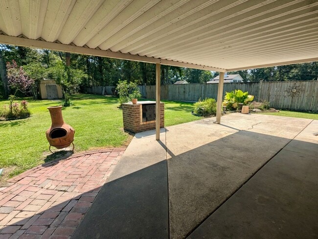 Building Photo - YOUR COUNTRY RETREAT IN THE CITY!