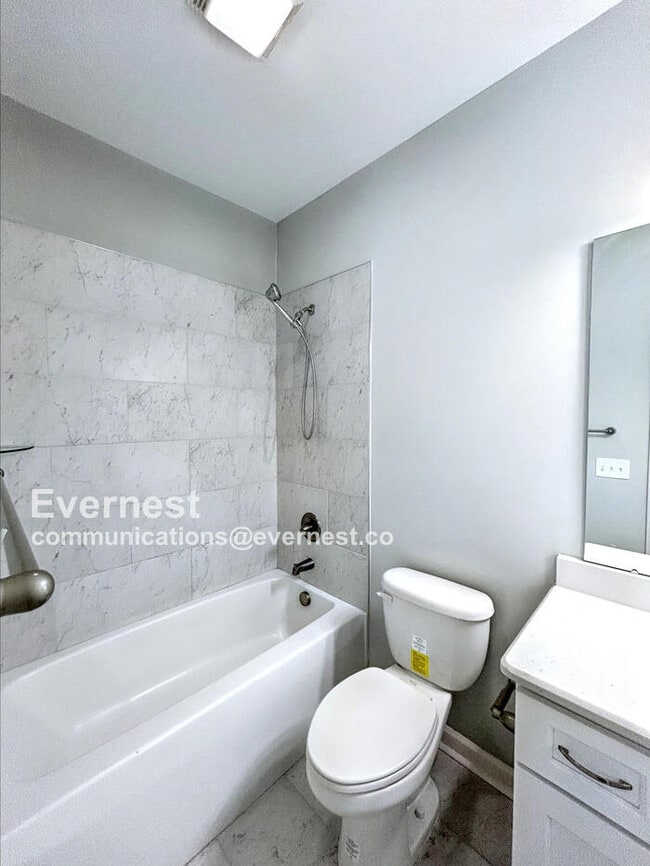 Building Photo - 212 Malvern Dr SW