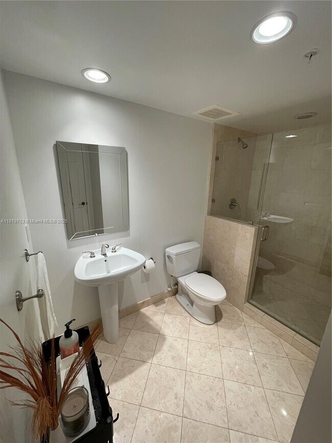 Building Photo - 1745 E Hallandale Beach Blvd