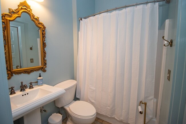 Building Photo - Immediate move-in! Short-term lease! Spaci...