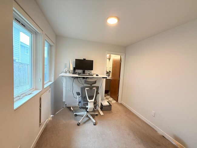 Building Photo - First Hill/Cherry Hill Townhome