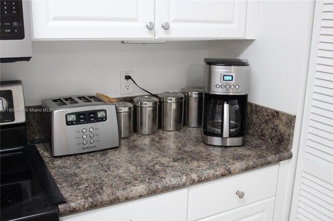 Building Photo - 519 E Sheridan St