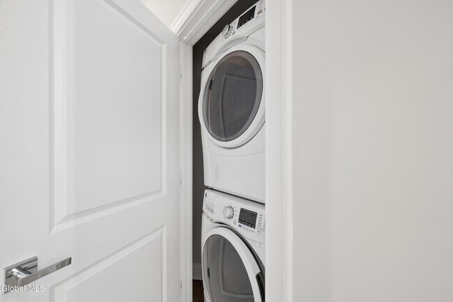 Building Photo - 77 Van Dam St