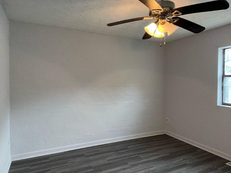 Building Photo - 1215 Shalom Dr