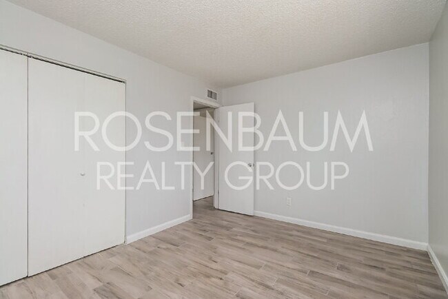 Building Photo - 1050 W University Dr