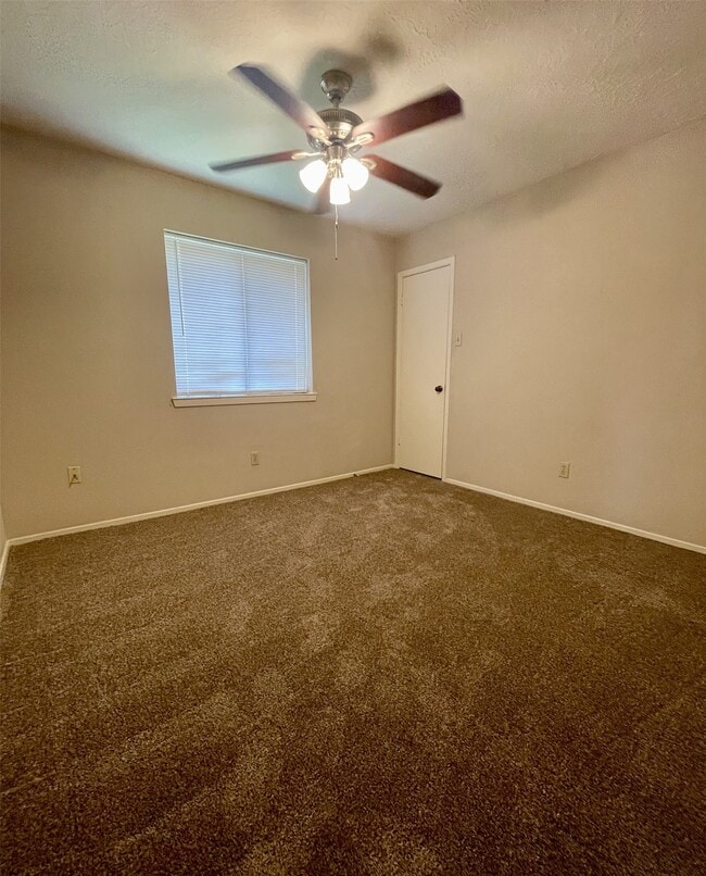 Building Photo - 2126 Collingsfield Dr
