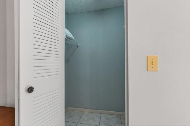 Building Photo - 7340 Amberly Ln