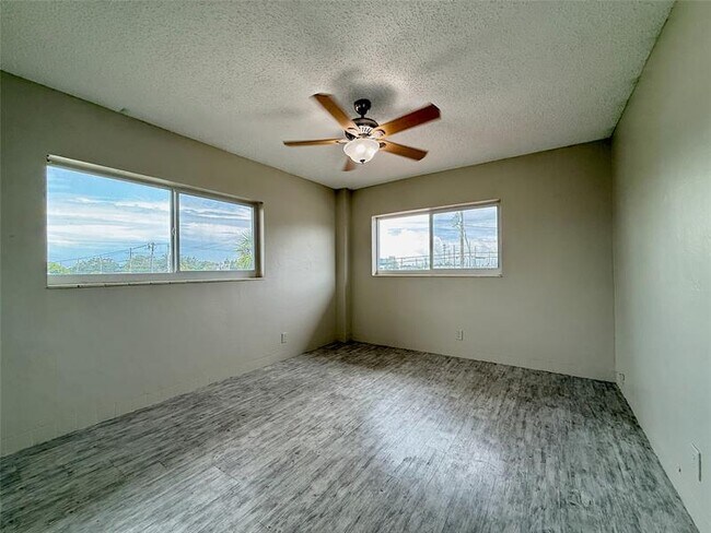 Building Photo - 530 NE 34th Ct