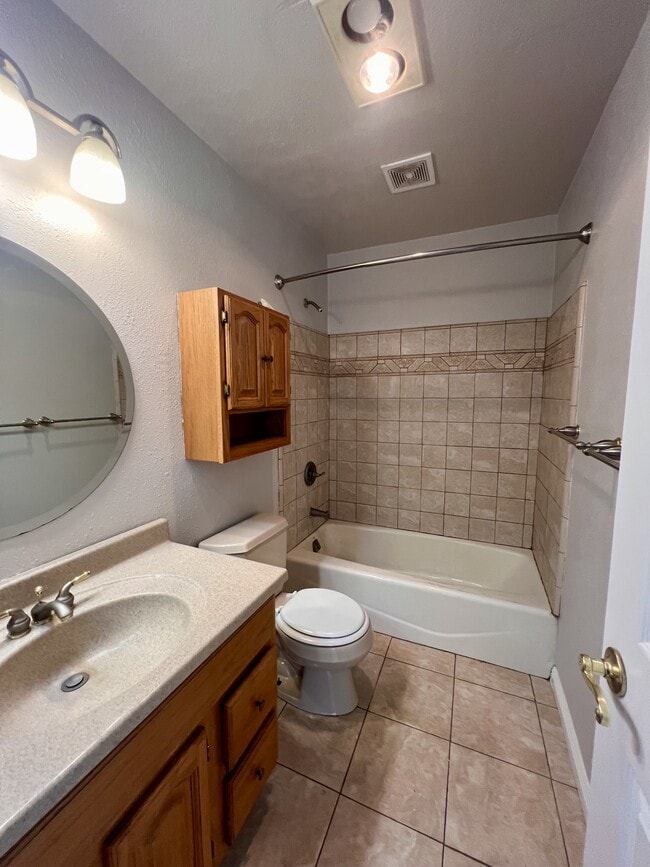 Building Photo - 1569 Golf Course Dr