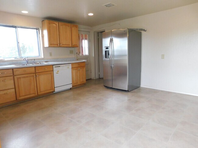 Building Photo - Country Living in Fruita