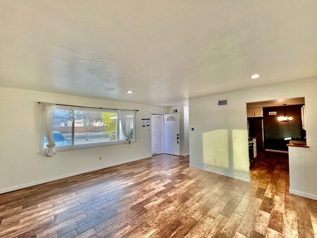 Building Photo - Beautiful 3B/2BA home with Washer/Dryer & ...