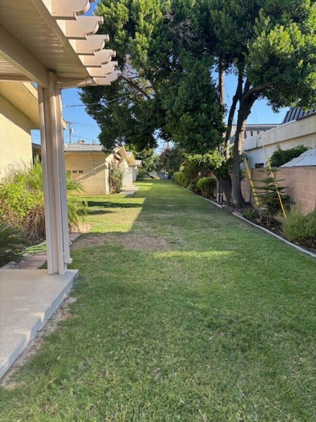 Building Photo - Very Clean Condo in Kern City!  2 Bedrooms...