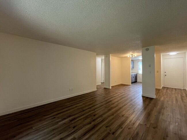Building Photo - Spacious Corner Apartment with Three Bedrooms, Open Living Space & Modern Kitchen