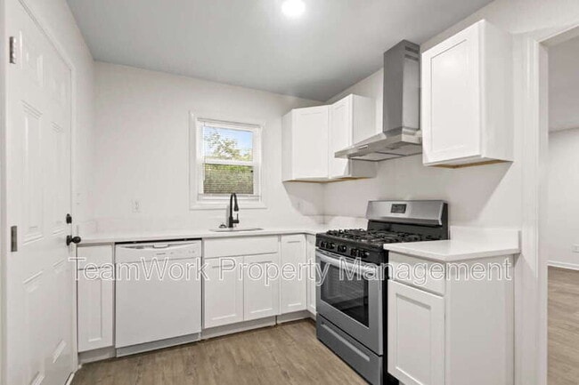 Building Photo - 3006 Azalea Dr