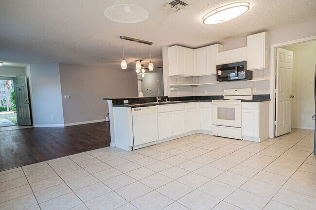 Building Photo - 3/2~Ridge Valley ~ Save with Solar!