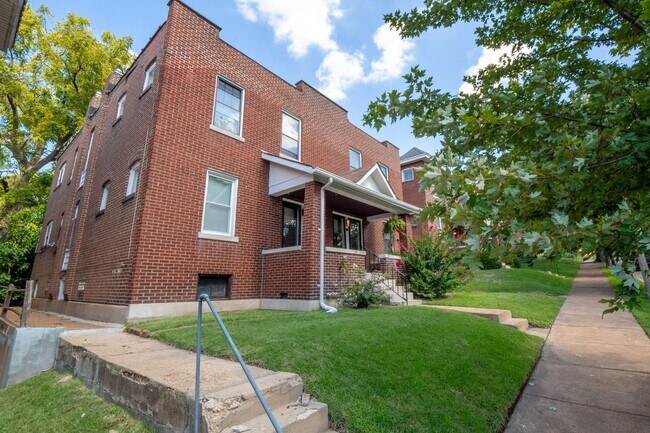 Building Photo - McDreamy 2BR w/ Balcony