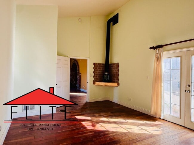 Building Photo - AVAILABLE NOW!!