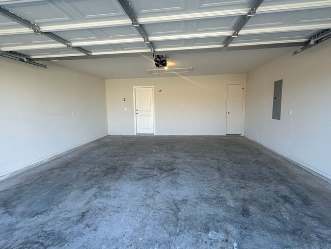 Building Photo - New - 4 bedroom in Bixby - Gated Community