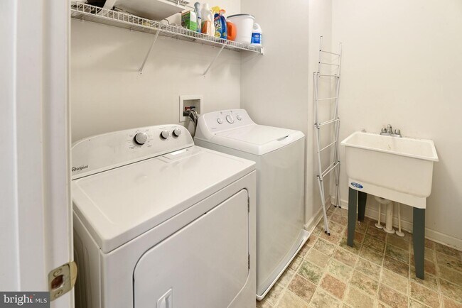 Building Photo - 158 Maloney Terrace