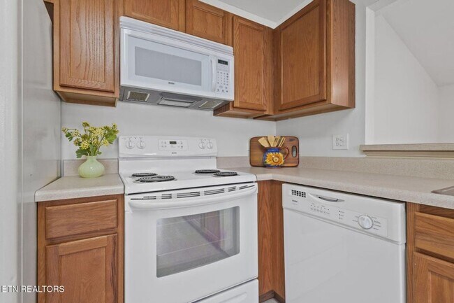 Building Photo - Beautiful End-Unit Condo – Move-In Ready!
