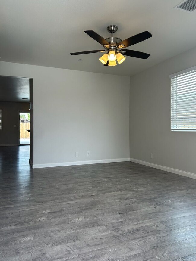 Building Photo - Please contact Vaughn Realty to set up an appointment, 760-446-6561