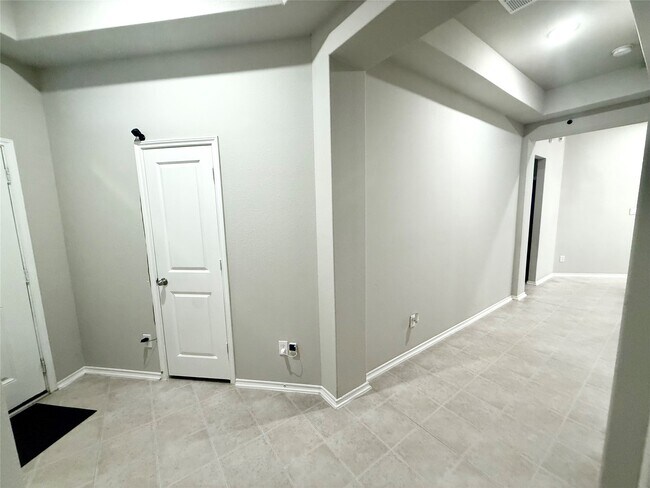 Building Photo - 8803 Oak Ivy Ln